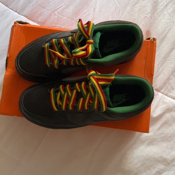 Nike Dunks ‘Rasta’ - Picture 3 of 5